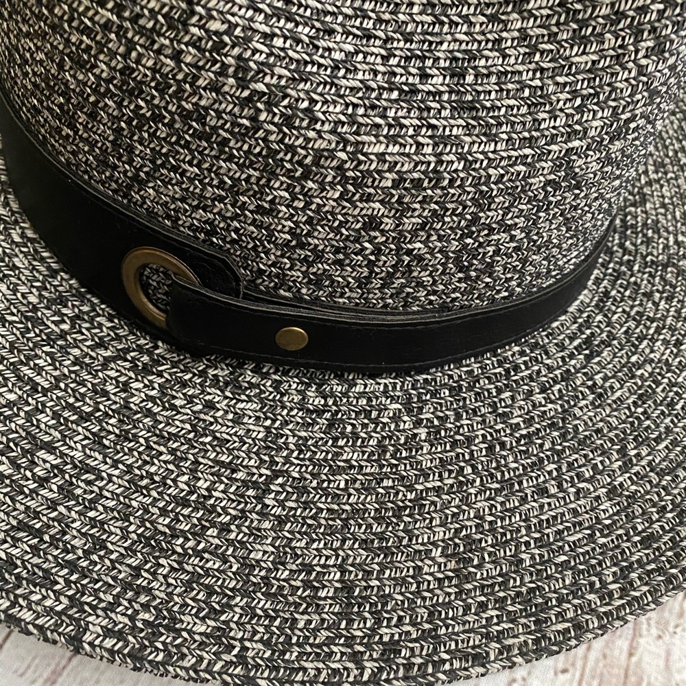 LAST ONE!! Stunning Panama Hat With Black Band - Picture 7 of 7
